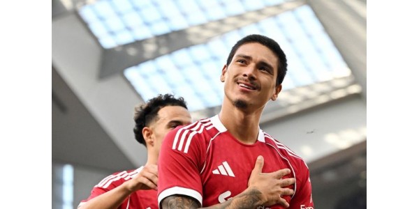 Darwin Núñez corta o cabelo comprido Darwin Núñez corta o cabelo comprido